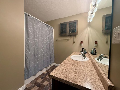 4905 5 Avenue, Chauvin, AB - Indoor Photo Showing Bathroom