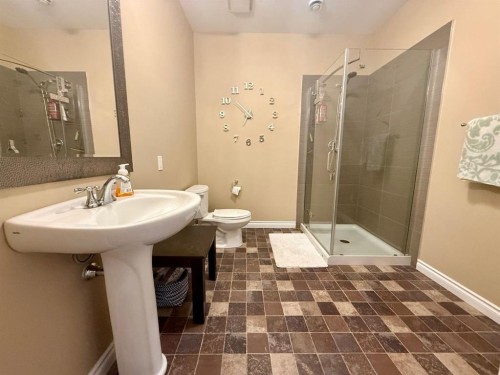 4905 5 Avenue, Chauvin, AB - Indoor Photo Showing Bathroom