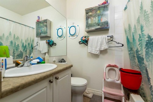 305-5101 18 Street, Lloydminster, AB - Indoor Photo Showing Bathroom