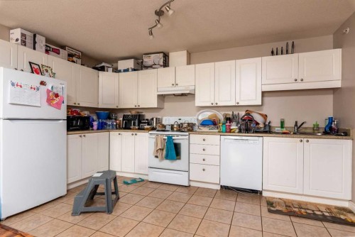 305-5101 18 Street, Lloydminster, AB - Indoor Photo Showing Kitchen