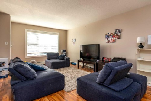 305-5101 18 Street, Lloydminster, AB - Indoor Photo Showing Living Room