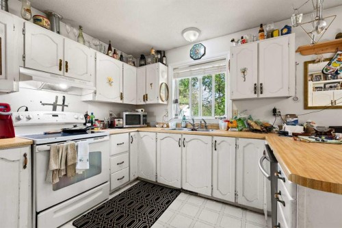 5001 Rr21, Blackfoot, AB - Indoor Photo Showing Kitchen With Double Sink