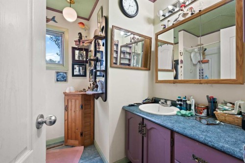 5001 Rr21, Blackfoot, AB - Indoor Photo Showing Bathroom