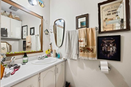 5001 Rr21, Blackfoot, AB - Indoor Photo Showing Bathroom