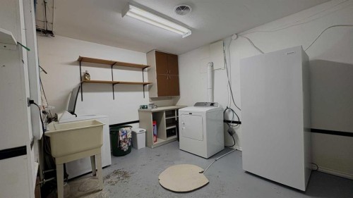 718 10 Street, Wainwright, AB - Indoor Photo Showing Laundry Room