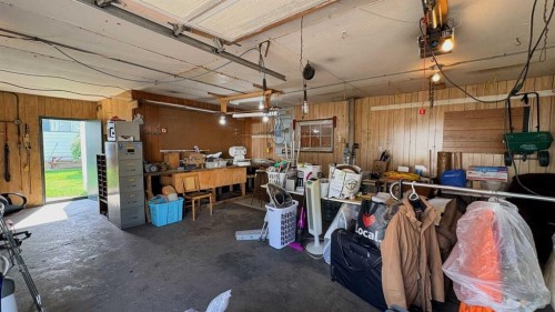 718 10 Street, Wainwright, AB - Indoor Photo Showing Garage