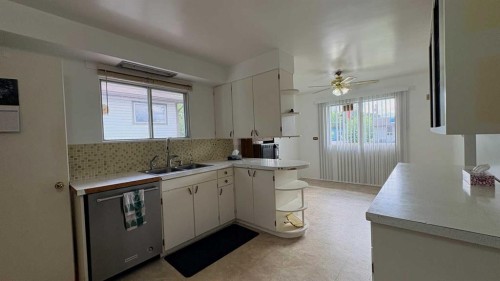 718 10 Street, Wainwright, AB - Indoor Photo Showing Kitchen With Double Sink