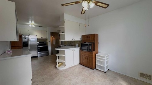 718 10 Street, Wainwright, AB - Indoor Photo Showing Kitchen