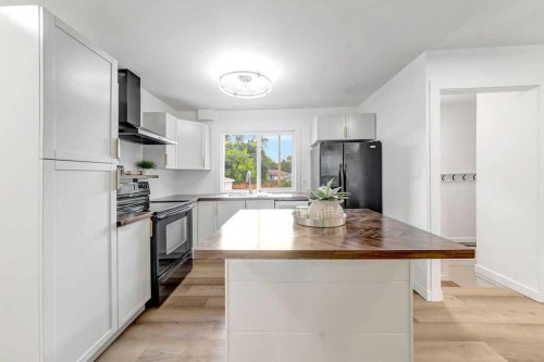 5410 46Th Street, Lloydminster, AB - Indoor Photo Showing Kitchen With Upgraded Kitchen