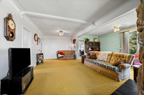 32037 Twp 504, Kitscoty, AB - Indoor Photo Showing Living Room