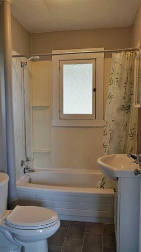 4906 49 Avenue, Dewberry, AB - Indoor Photo Showing Bathroom