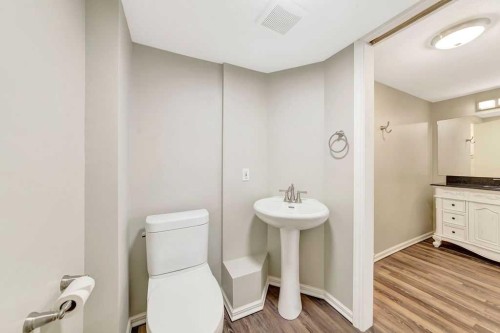 1926 8 Avenue, Wainwright, AB - Indoor Photo Showing Bathroom