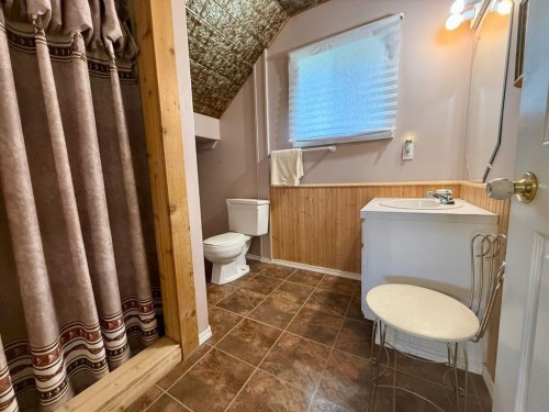 1037 4 Avenue, Wainwright, AB - Indoor Photo Showing Bathroom