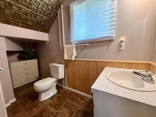 1037 4 Avenue, Wainwright, AB - Indoor Photo Showing Bathroom
