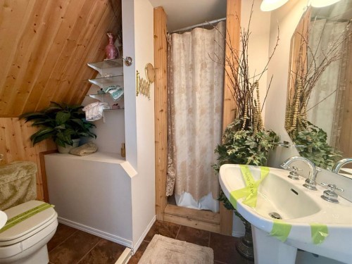 1037 4 Avenue, Wainwright, AB - Indoor Photo Showing Bathroom