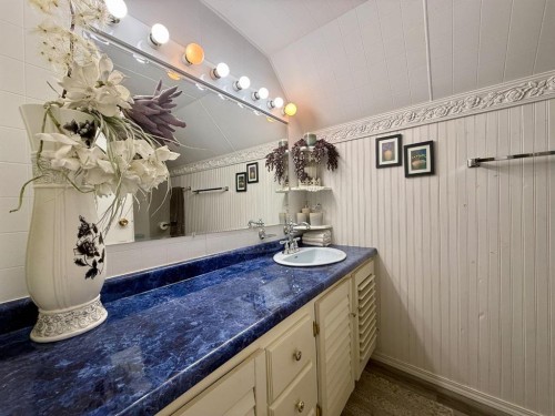1037 4 Avenue, Wainwright, AB - Indoor Photo Showing Bathroom