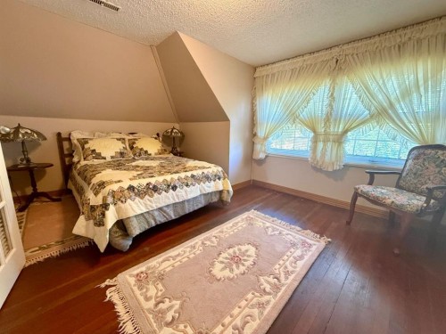 1037 4 Avenue, Wainwright, AB - Indoor Photo Showing Bedroom
