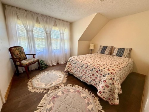 1037 4 Avenue, Wainwright, AB - Indoor Photo Showing Bedroom