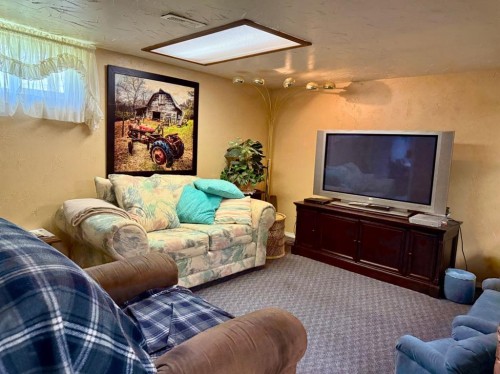 1037 4 Avenue, Wainwright, AB - Indoor Photo Showing Living Room
