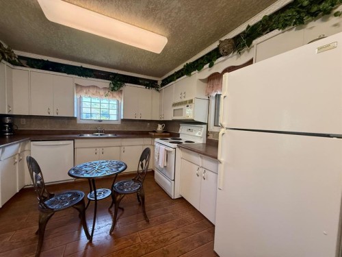 1037 4 Avenue, Wainwright, AB - Indoor Photo Showing Kitchen With Double Sink