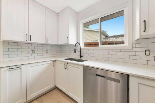 2810 45 Avenue, Lloydminster, SK - Indoor Photo Showing Kitchen With Double Sink With Upgraded Kitchen