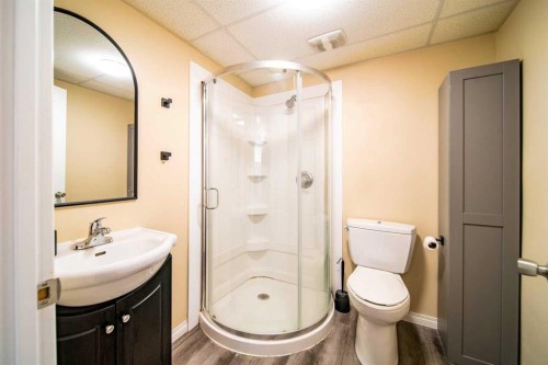 2521 11 Avenue, Wainwright, AB - Indoor Photo Showing Bathroom