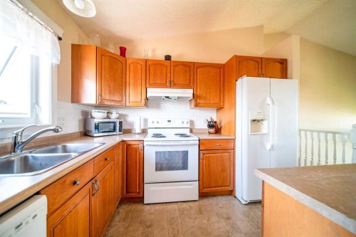 2521 11 Avenue, Wainwright, AB - Indoor Photo Showing Kitchen With Double Sink