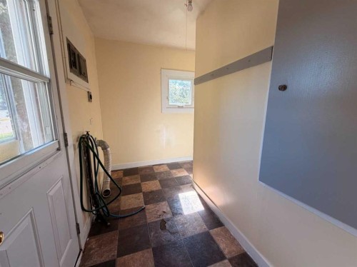 737 6 Avenue, Wainwright, AB - Indoor