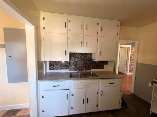 737 6 Avenue, Wainwright, AB - Indoor Photo Showing Kitchen With Double Sink