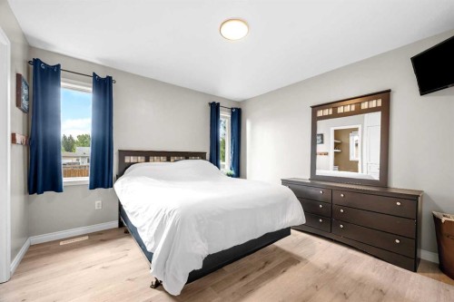 4725 54 Avenue, Kitscoty, AB - Indoor Photo Showing Bedroom