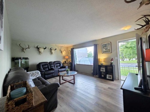 1017 12 Avenue, Wainwright, AB - Indoor Photo Showing Living Room