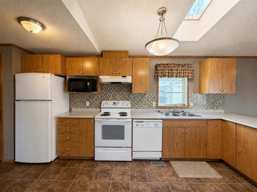 5622 51 Street, Edgerton, AB - Indoor Photo Showing Kitchen With Double Sink