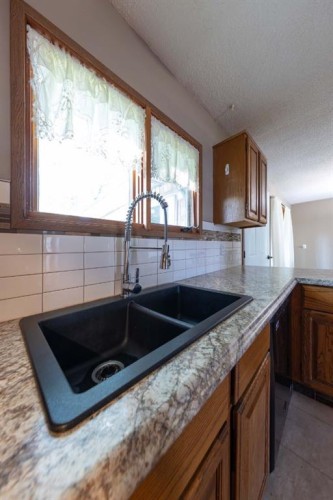 3007 52 Avenue, Lloydminster, AB - Indoor Photo Showing Kitchen With Double Sink