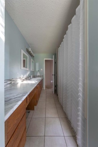 3007 52 Avenue, Lloydminster, AB - Indoor Photo Showing Bathroom