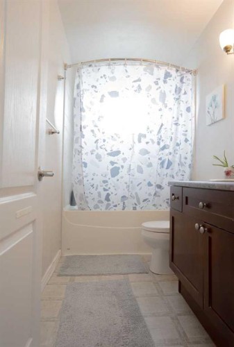 63-305 5 Street, Wainwright, AB - Indoor Photo Showing Bathroom