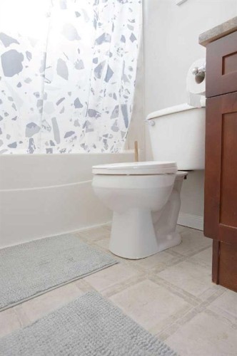 63-305 5 Street, Wainwright, AB - Indoor Photo Showing Bathroom