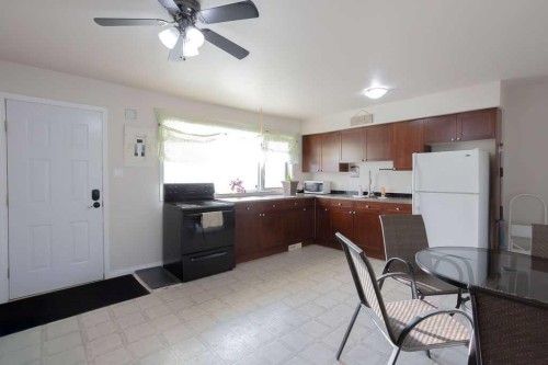 63-305 5 Street, Wainwright, AB - Indoor Photo Showing Kitchen