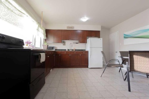 63-305 5 Street, Wainwright, AB - Indoor Photo Showing Kitchen