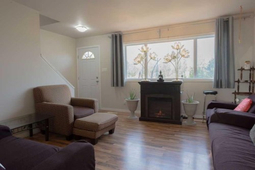 63-305 5 Street, Wainwright, AB - Indoor Photo Showing Living Room