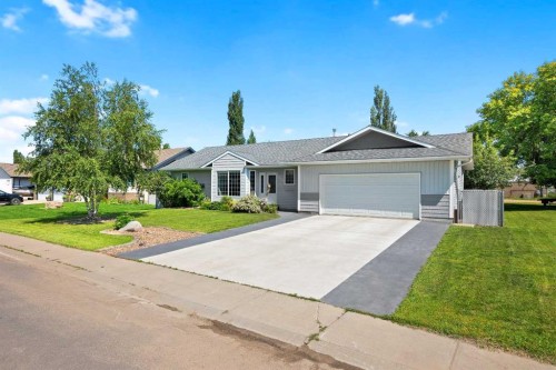 5014 53 Avenue, Kitscoty, AB - Outdoor With Facade