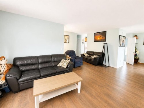 215 14 Street, Wainwright, AB - Indoor Photo Showing Living Room