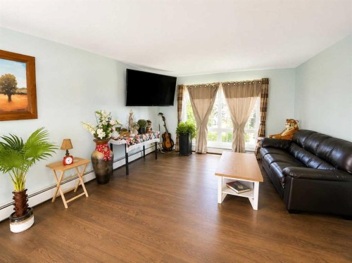 215 14 Street, Wainwright, AB - Indoor Photo Showing Living Room