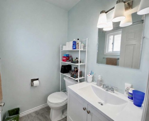 215 14 Street, Wainwright, AB - Indoor Photo Showing Bathroom