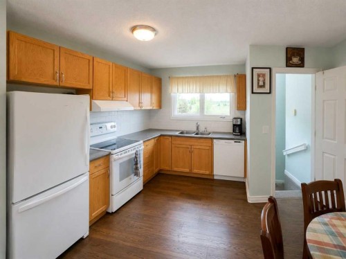 215 14 Street, Wainwright, AB - Indoor Photo Showing Kitchen With Double Sink
