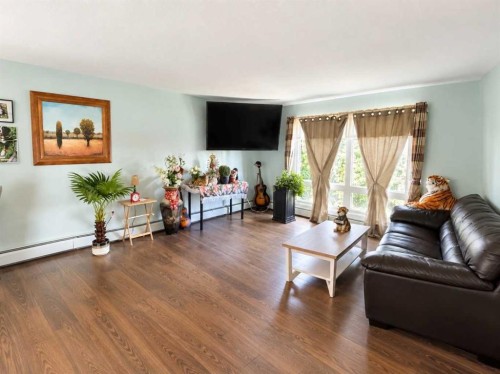 215 14 Street, Wainwright, AB - Indoor Photo Showing Living Room