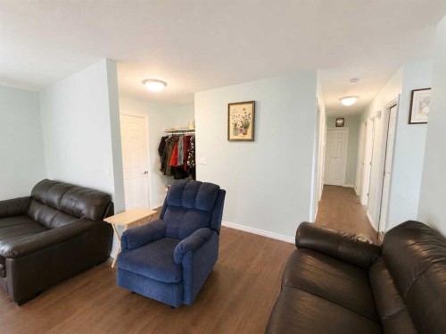 215 14 Street, Wainwright, AB - Indoor Photo Showing Living Room