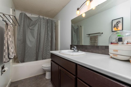 5411 28 Street, Lloydminster, AB - Indoor Photo Showing Bathroom