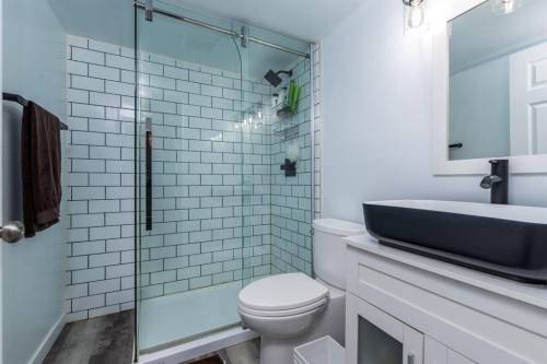 5411 28 Street, Lloydminster, AB - Indoor Photo Showing Bathroom