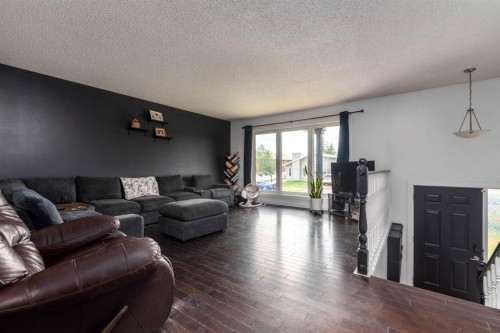 5411 28 Street, Lloydminster, AB - Indoor Photo Showing Living Room