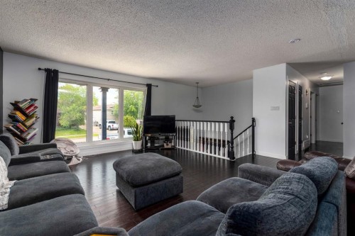 5411 28 Street, Lloydminster, AB - Indoor Photo Showing Living Room